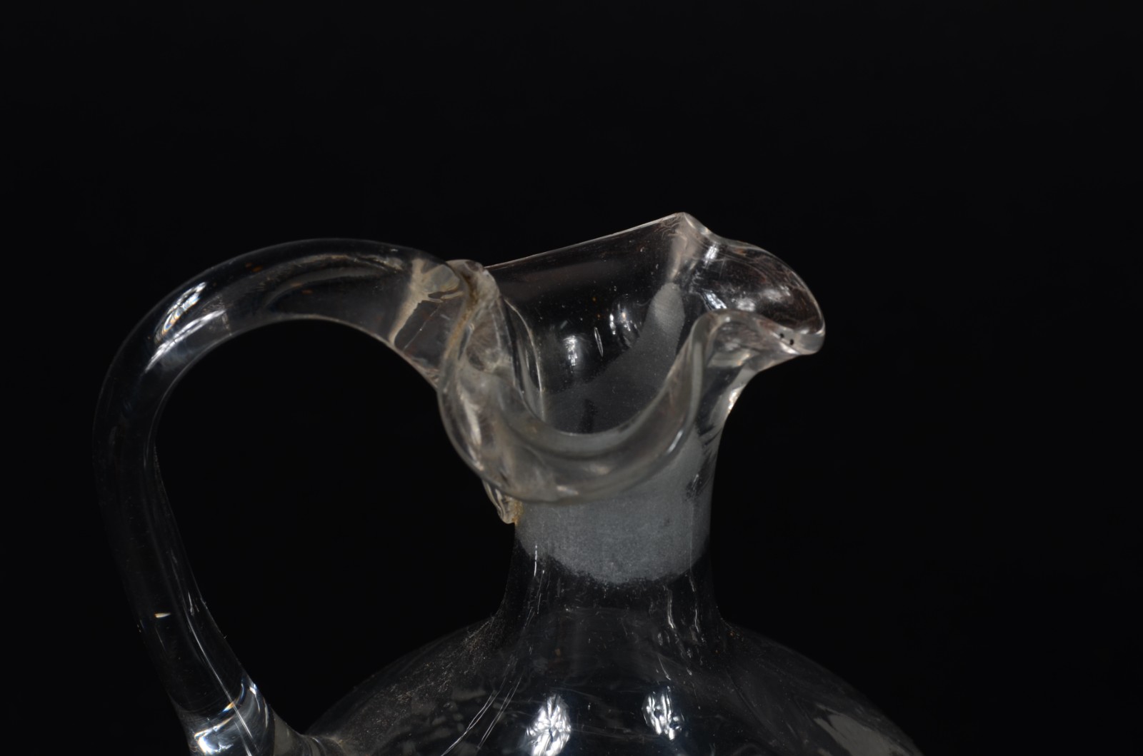 Duas garrafas com alças de cristal europeu com lavrados. - foto 3 de 4