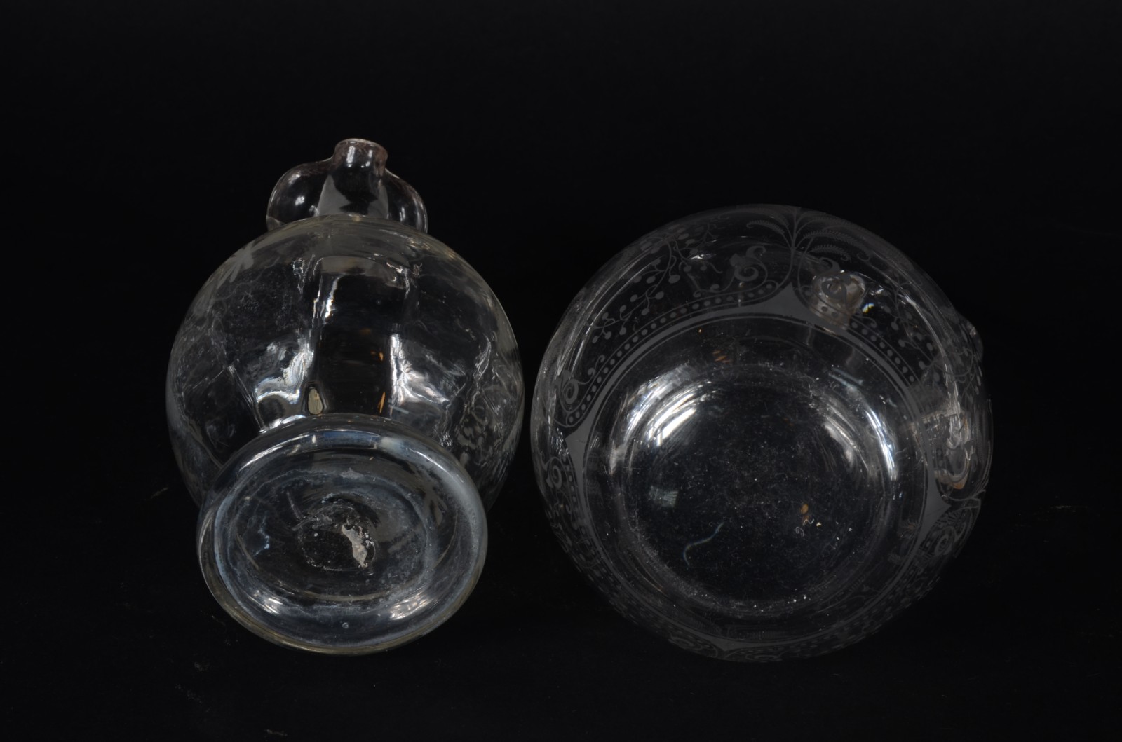 Duas garrafas com alças de cristal europeu com lavrados. - foto 4 de 4