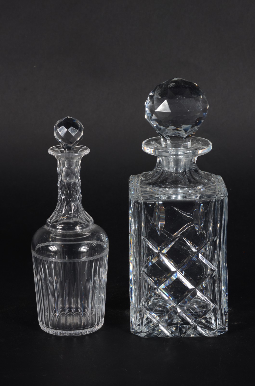 Duas garrafas de cristal europeu lapidado, modelos diversos. - foto 1 de 6