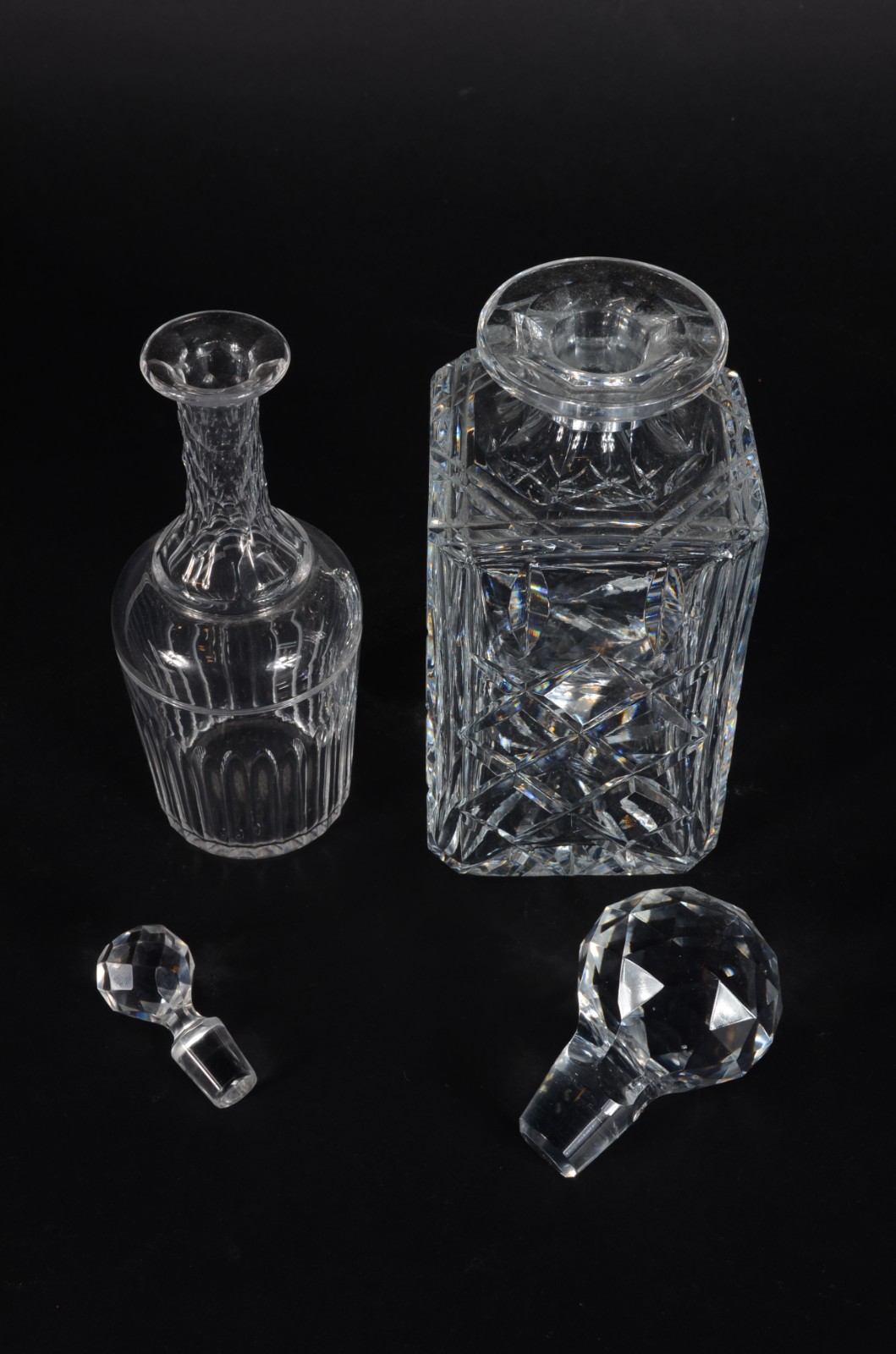Duas garrafas de cristal europeu lapidado, modelos diversos. - foto 2 de 6