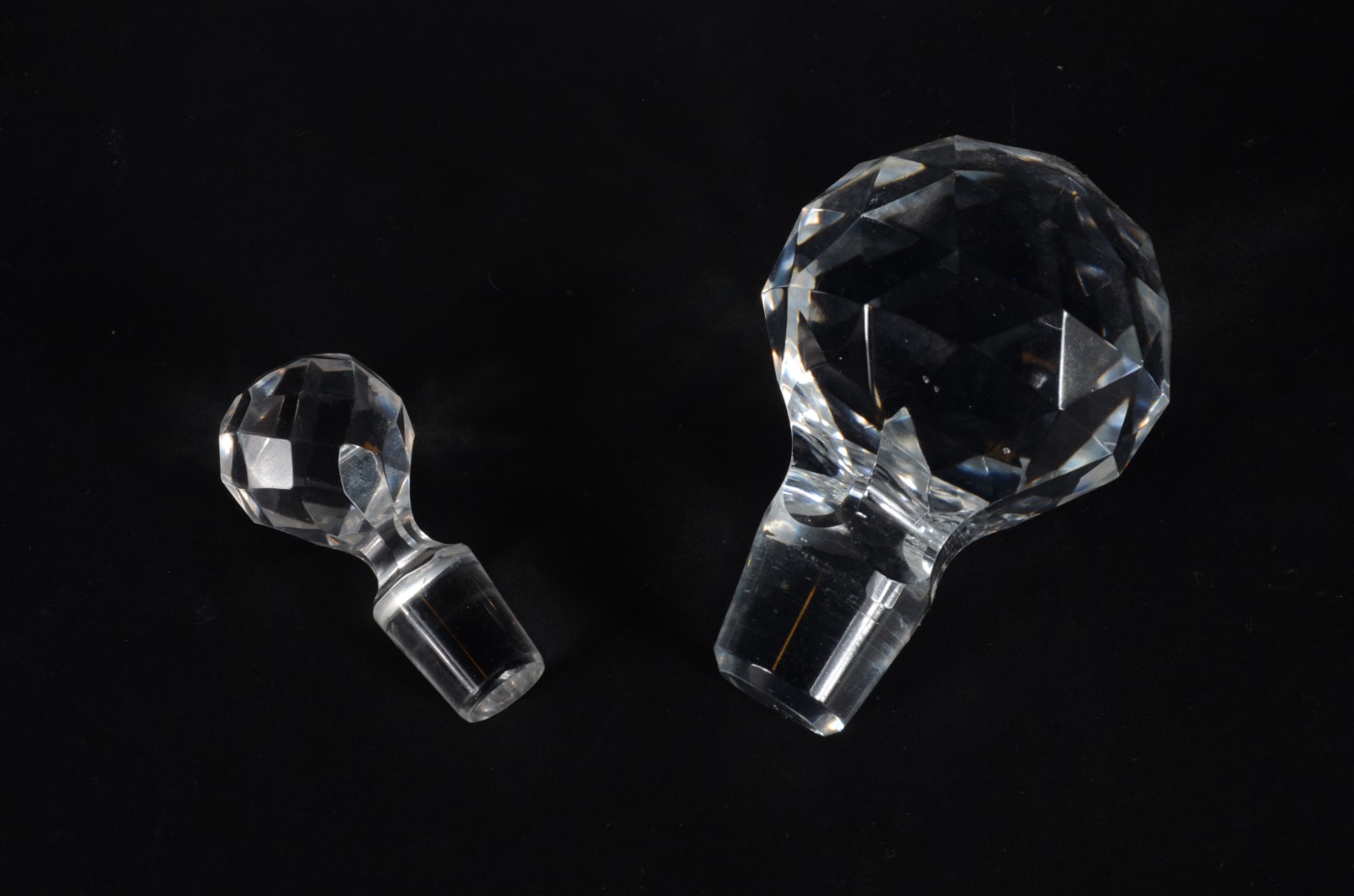 Duas garrafas de cristal europeu lapidado, modelos diversos. - foto 3 de 6