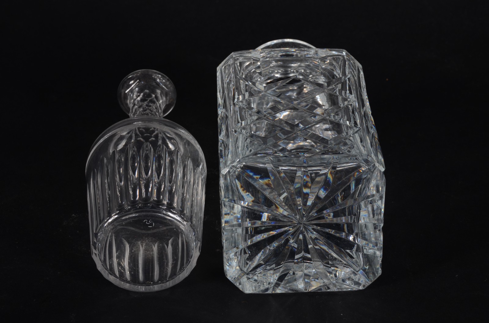 Duas garrafas de cristal europeu lapidado, modelos diversos. - foto 4 de 6