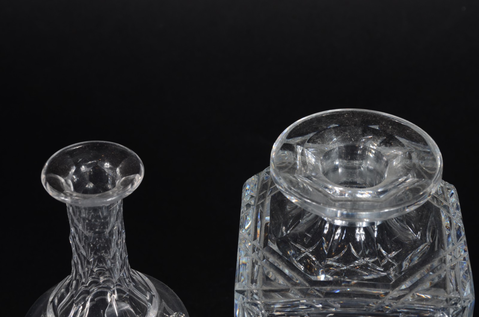 Duas garrafas de cristal europeu lapidado, modelos diversos. - foto 5 de 6