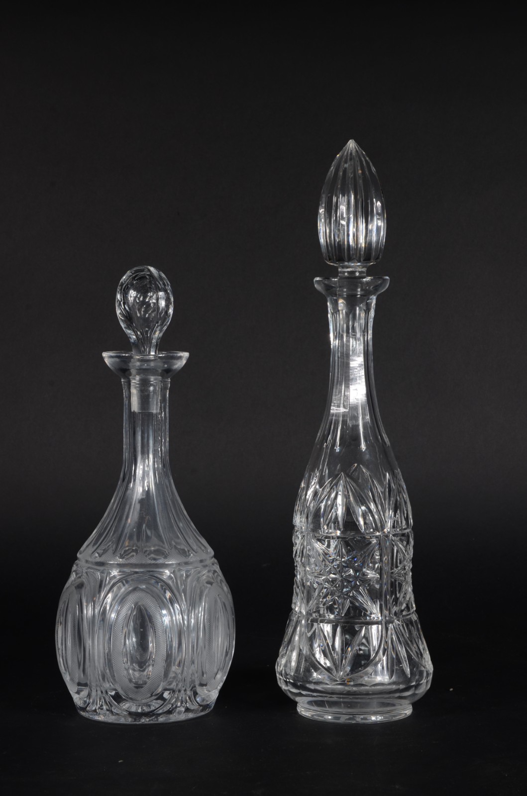 Duas garrafas de cristal. Uma delas com mofo. - foto 1 de 4