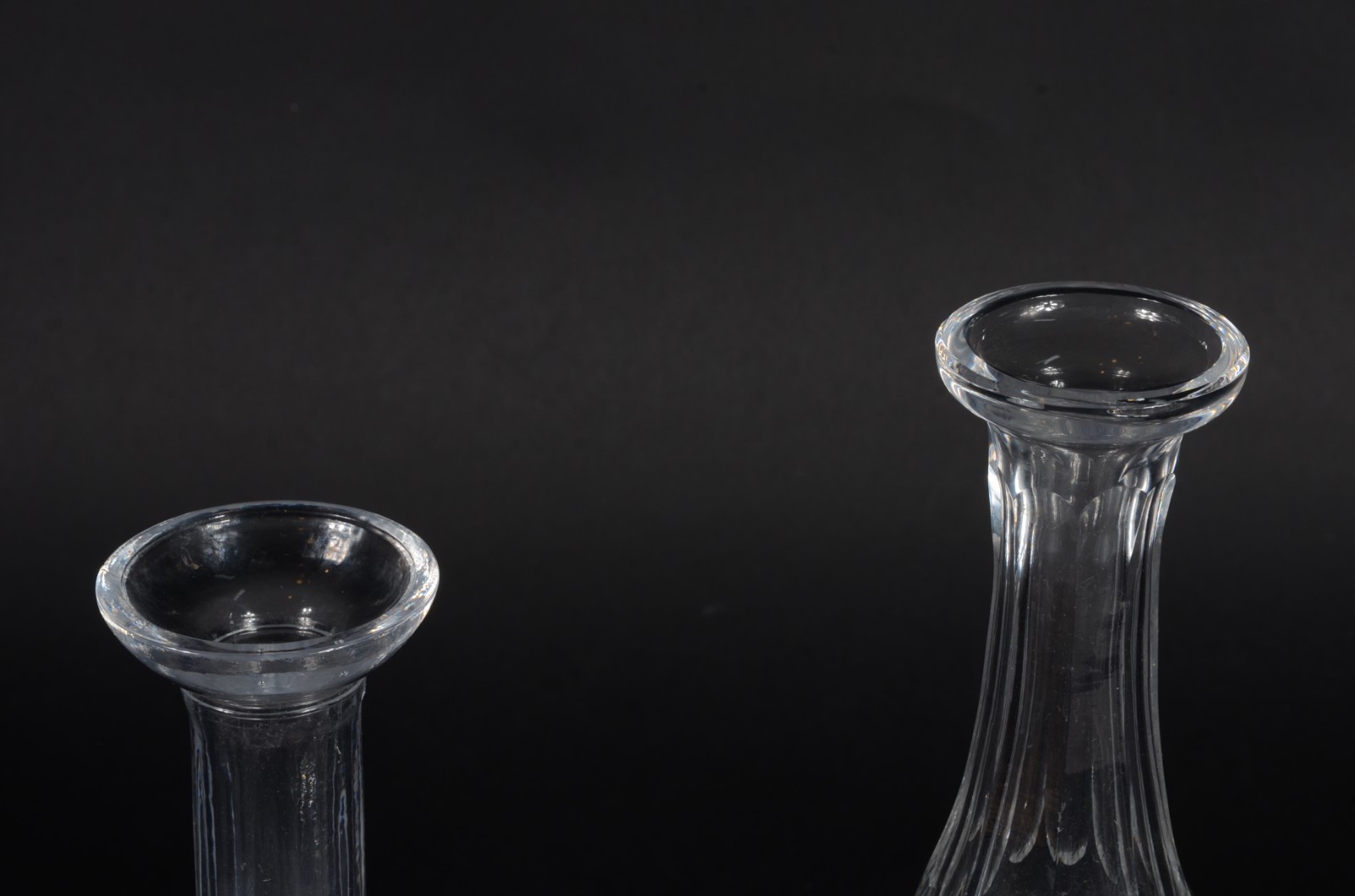 Duas garrafas de cristal. Uma delas com mofo. - foto 2 de 4