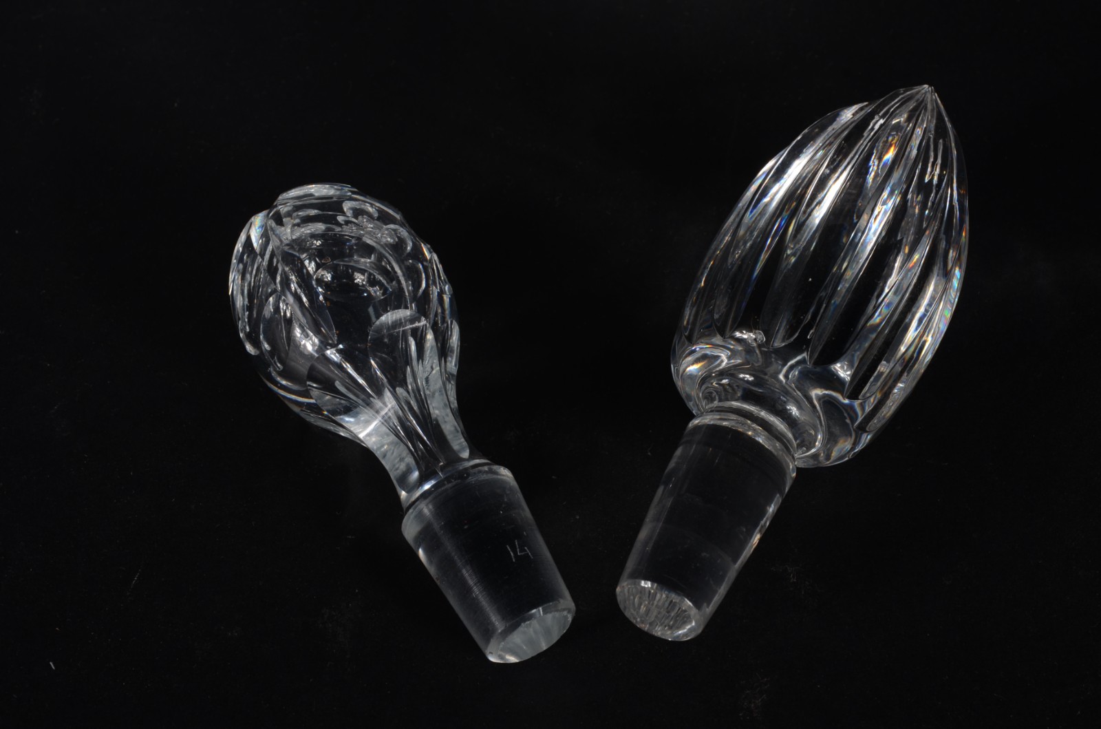 Duas garrafas de cristal. Uma delas com mofo. - foto 3 de 4