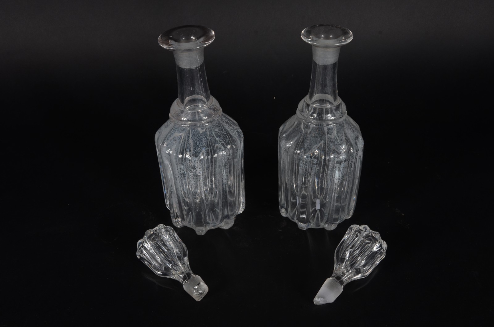 Par de garrafas de cristal lapidadas em gomos. Mofadas, tampas... - foto 2 de 4