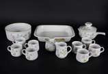 Noritake (1904),  - Serviço de cerâmica Noritake, branca com flores em policromia, composto de: 8 xícaras, açucareiro, leiteira, bowl, travessa e panela. Total: 13 peças.
