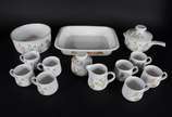 Noritake (1904),  - Serviço de cerâmica Noritake, branca com flores em policromia, composto de: 8 xícaras, açucareiro, leiteira, bowl, travessa e panela. Total: 13 peças.