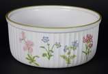 Noritake (1904),  - Serviço de cerâmica Noritake, branca com flores em policromia, composto de: 8 xícaras, açucareiro, leiteira, bowl, travessa e panela. Total: 13 peças.