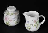 Noritake (1904),  - Serviço de cerâmica Noritake, branca com flores em policromia, composto de: 8 xícaras, açucareiro, leiteira, bowl, travessa e panela. Total: 13 peças.