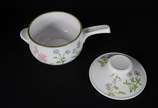 Noritake (1904),  - Serviço de cerâmica Noritake, branca com flores em policromia, composto de: 8 xícaras, açucareiro, leiteira, bowl, travessa e panela. Total: 13 peças.