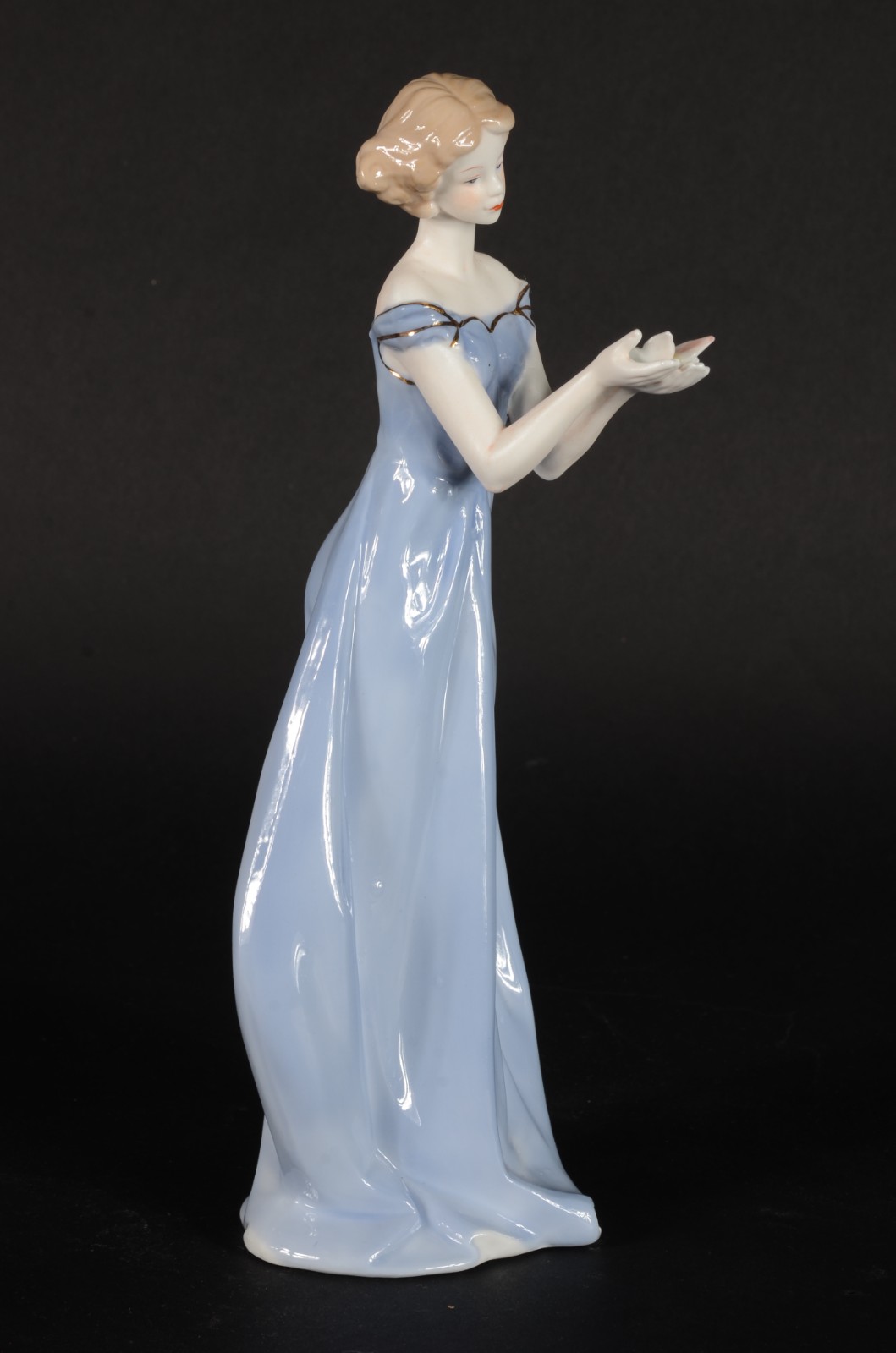 Estatueta de porcelana policromada representando dama com borboleta. - foto 1 de 7