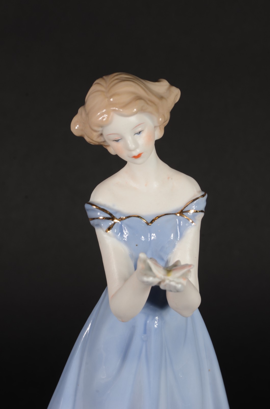 Estatueta de porcelana policromada representando dama com borboleta. - foto 3 de 7