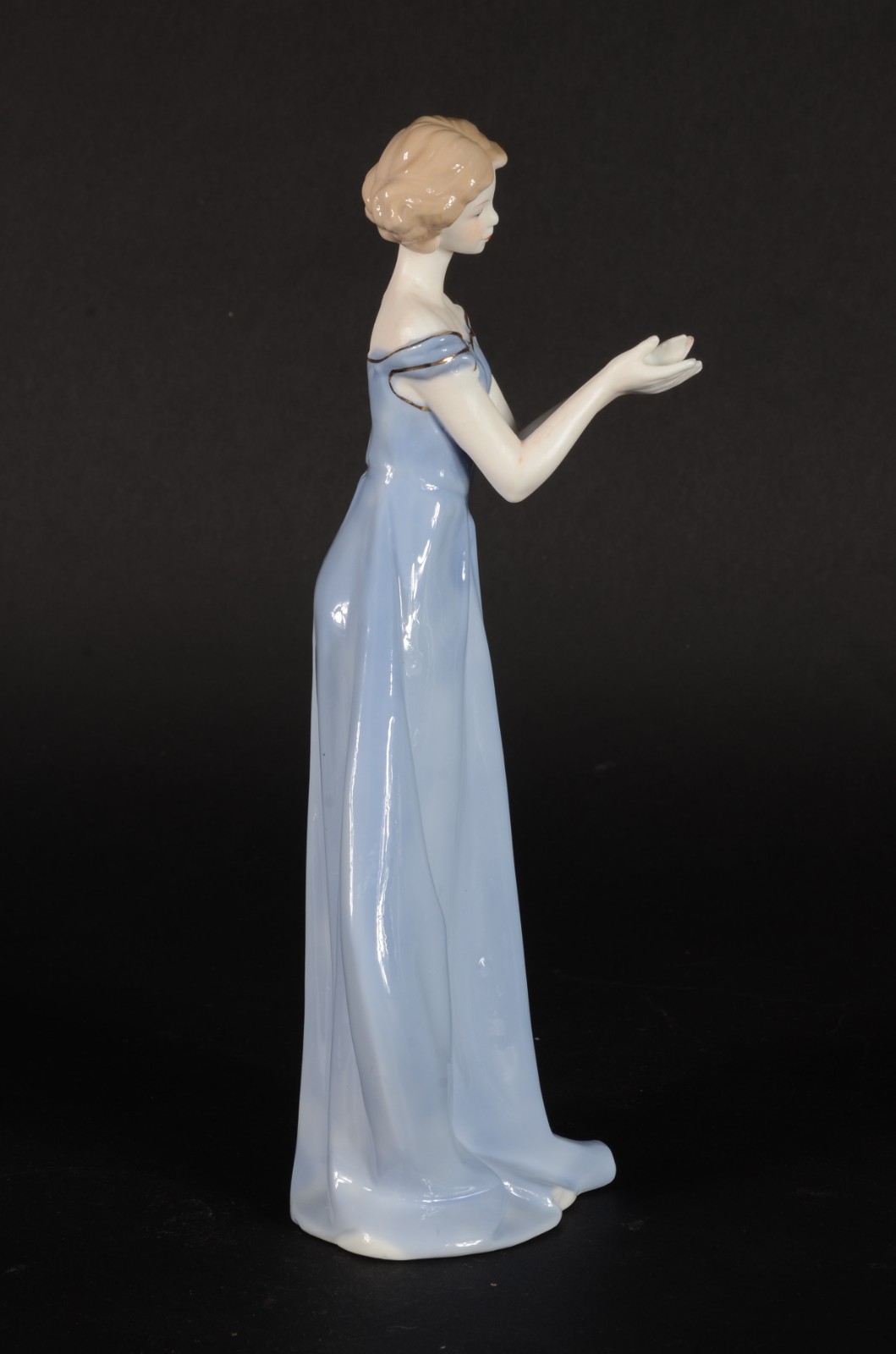 Estatueta de porcelana policromada representando dama com borboleta. - foto 4 de 7