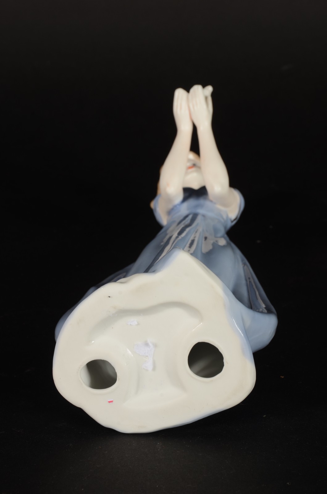 Estatueta de porcelana policromada representando dama com borboleta. - foto 7 de 7