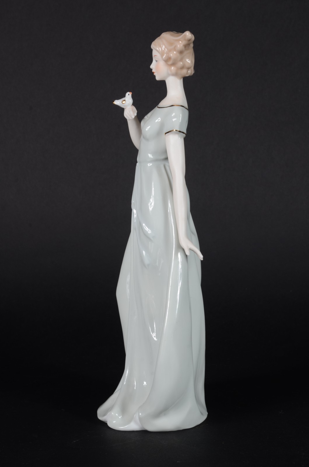 Estatueta de porcelana policromada representando dama com pássaro. - foto 6 de 7