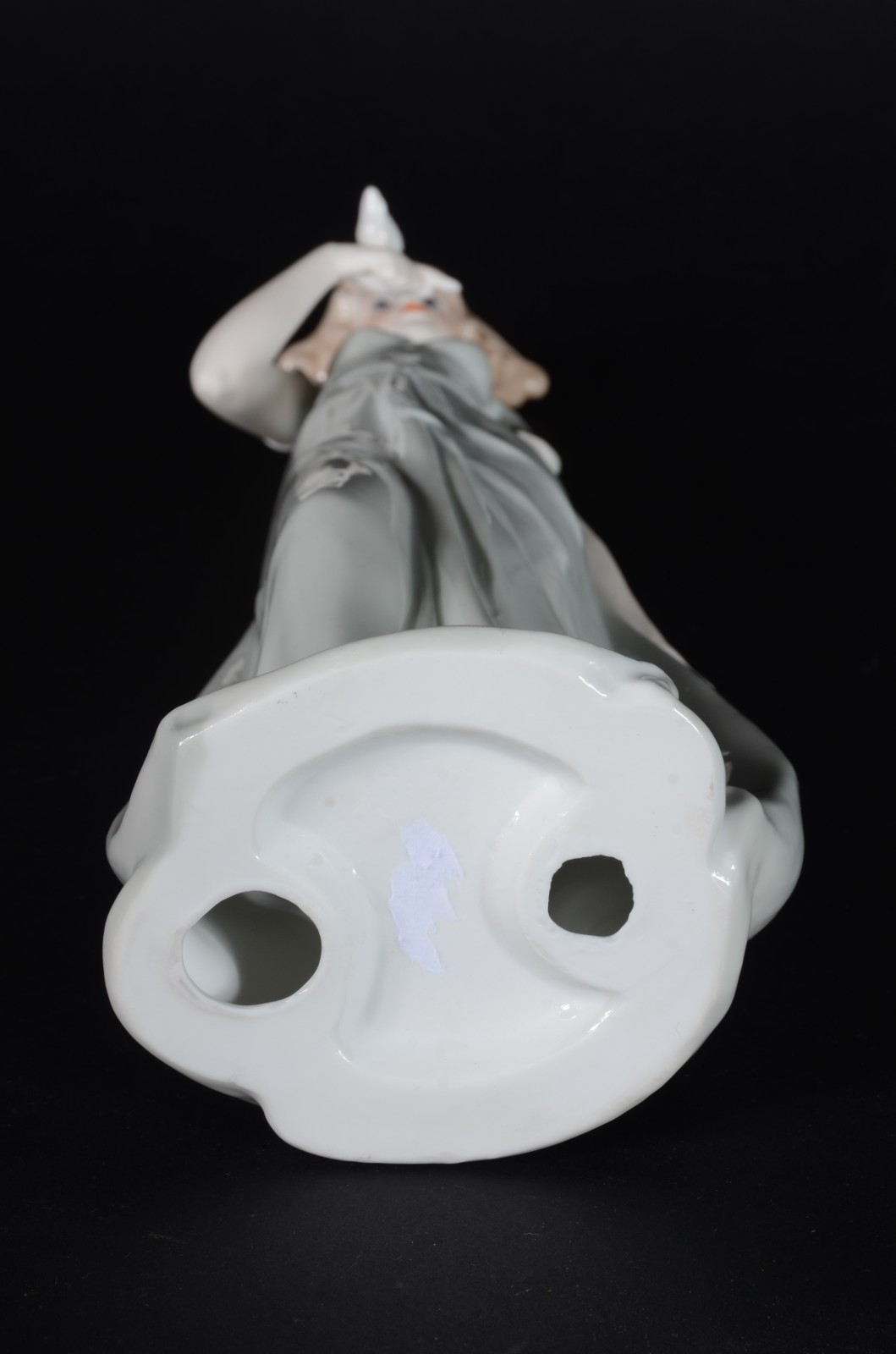 Estatueta de porcelana policromada representando dama com pássaro. - foto 7 de 7