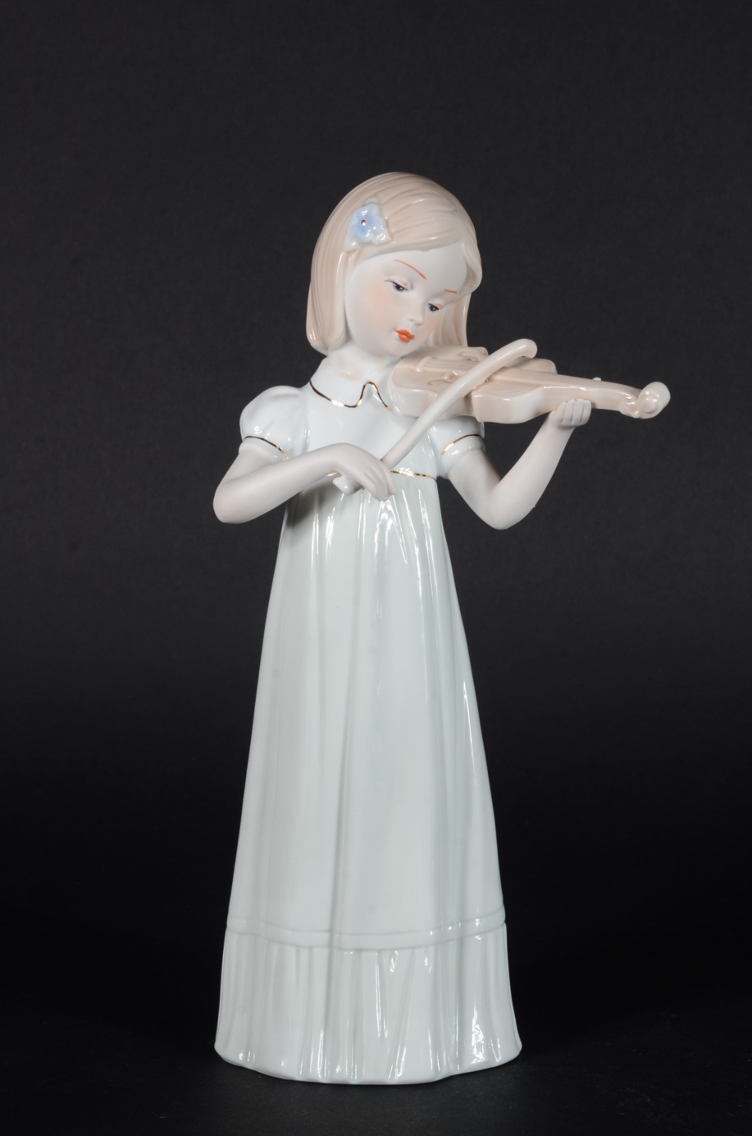 Estatueta de porcelana policromada representando menina com violino. - foto 3 de 7