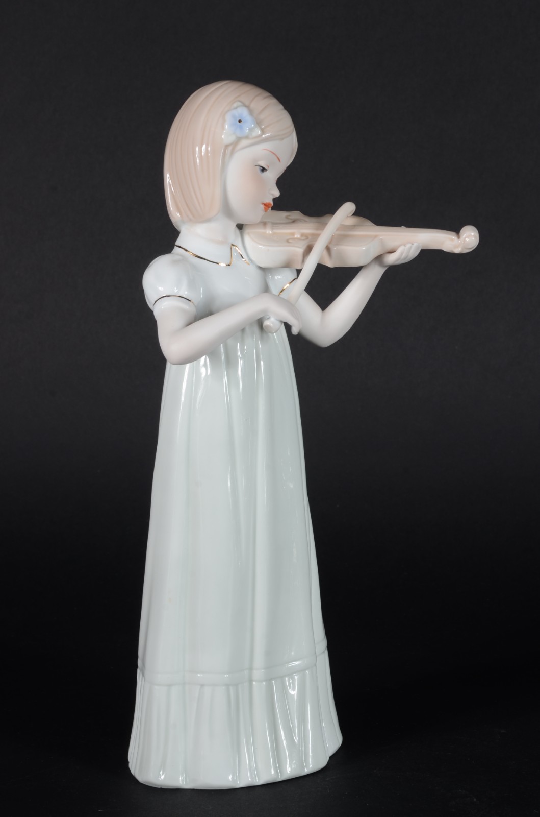 Estatueta de porcelana policromada representando menina com violino. - foto 1 de 7