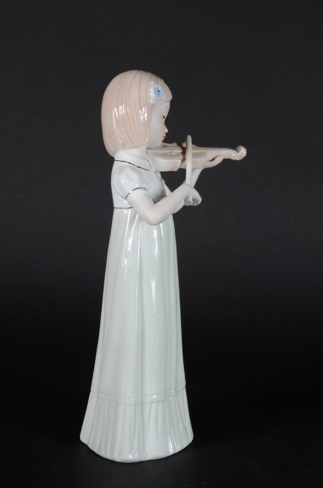 Estatueta de porcelana policromada representando menina com violino. - foto 4 de 7