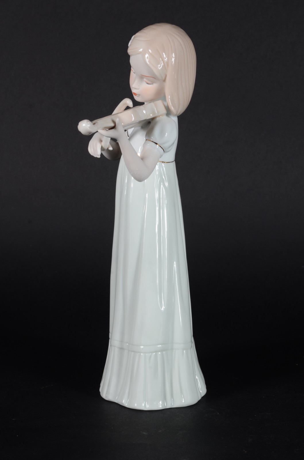 Estatueta de porcelana policromada representando menina com violino. - foto 5 de 7