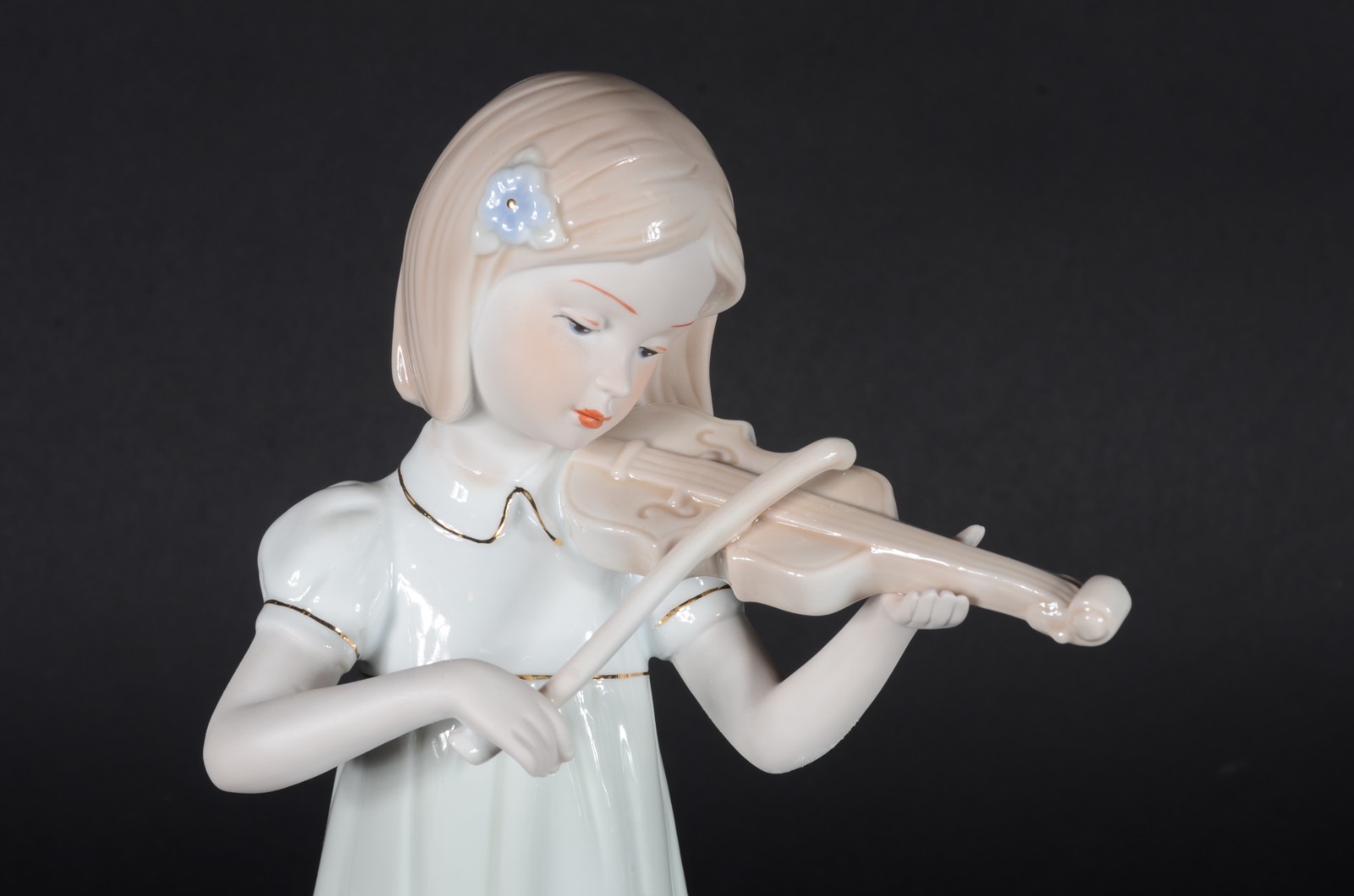 Estatueta de porcelana policromada representando menina com violino. - foto 2 de 7