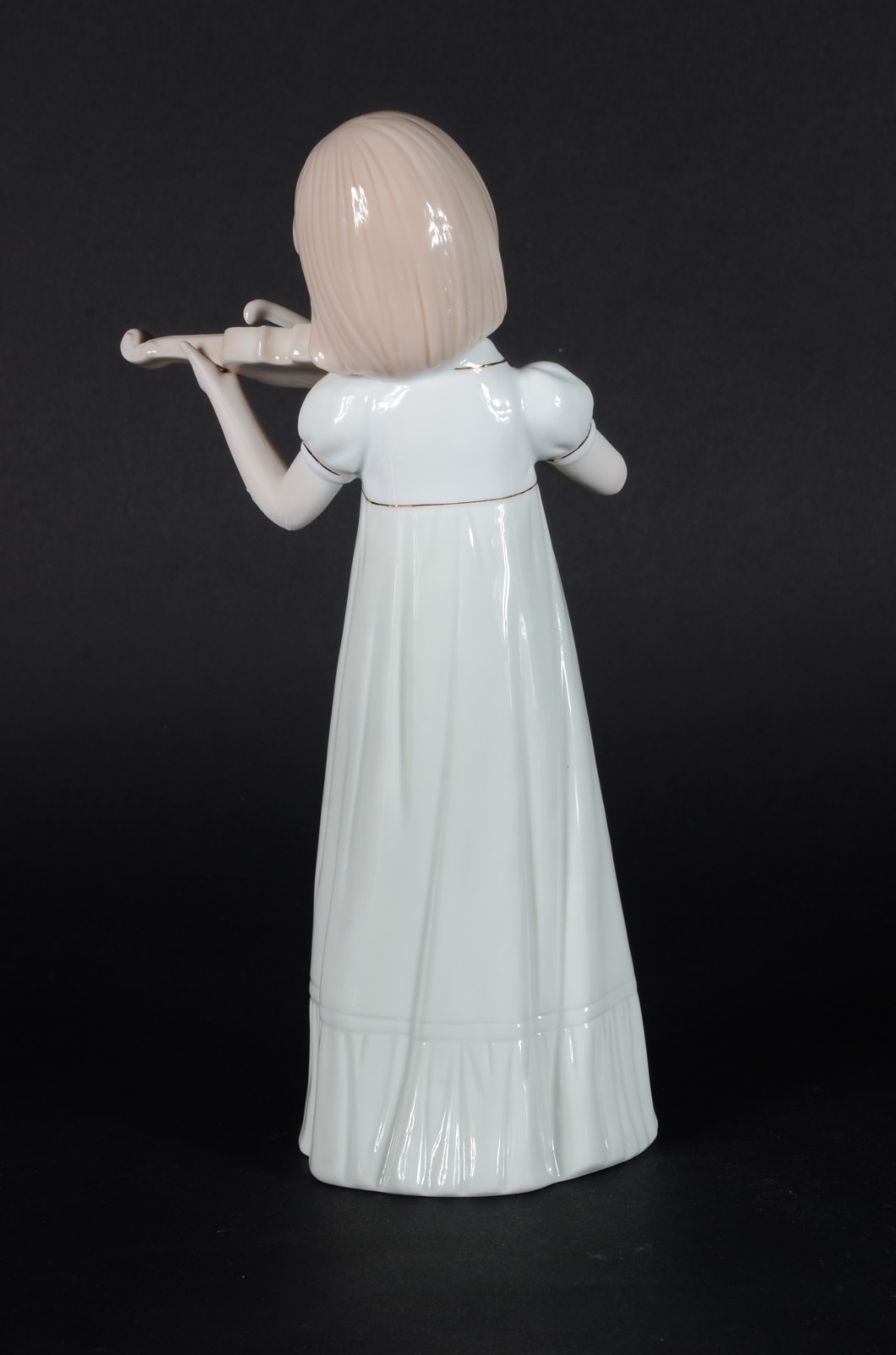 Estatueta de porcelana policromada representando menina com violino. - foto 6 de 7