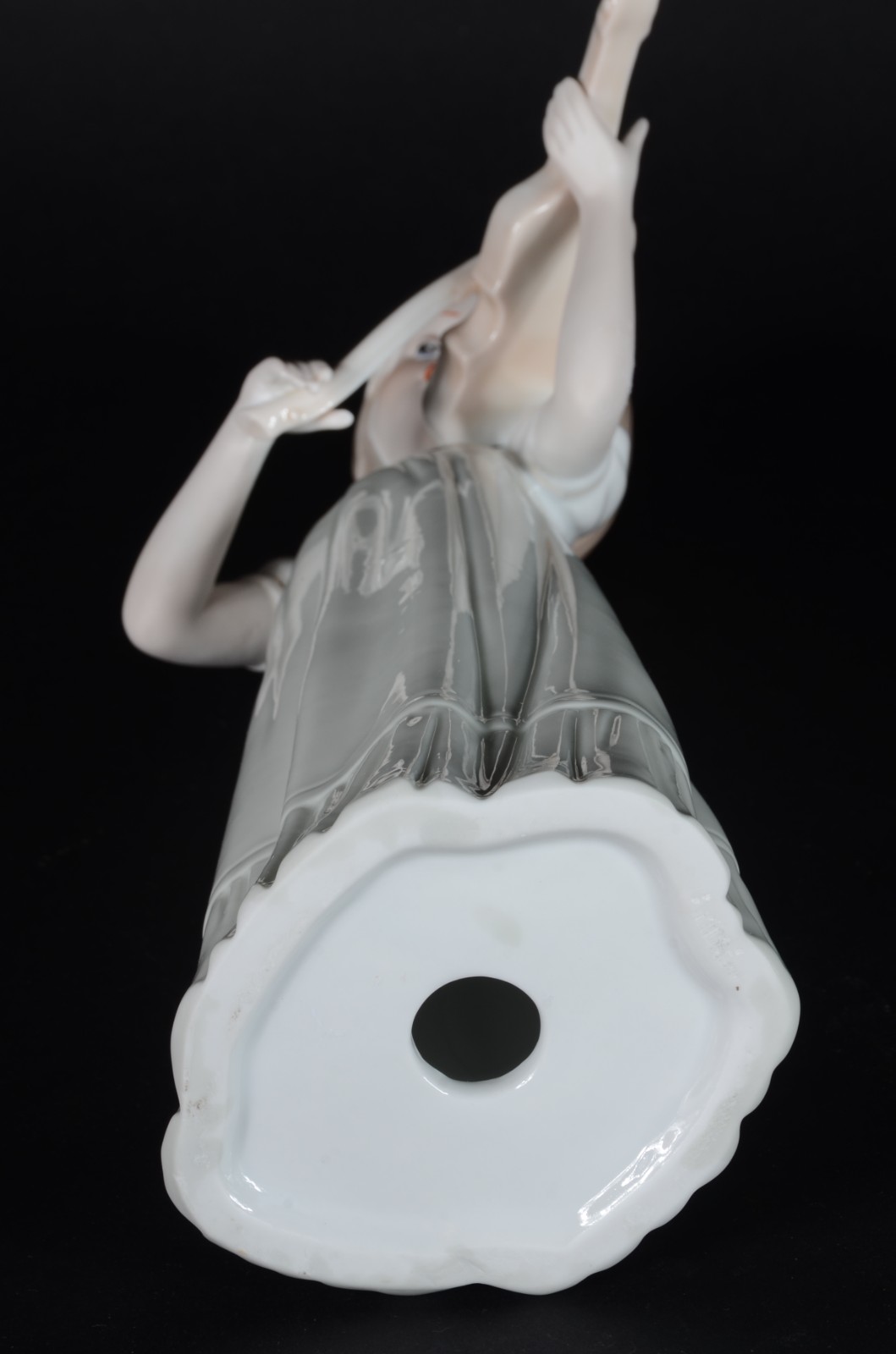 Estatueta de porcelana policromada representando menina com violino. - foto 7 de 7