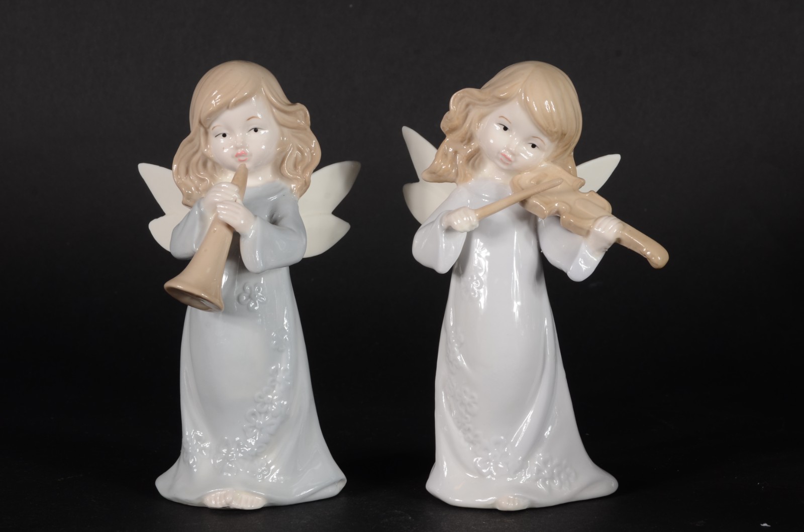 Duas esculturas de porcelana policromada representando anjos músicos. - foto 1 de 7