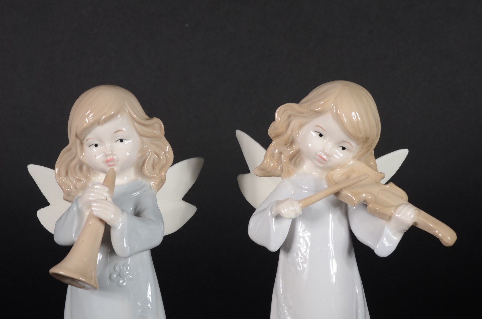 Duas esculturas de porcelana policromada representando anjos músicos. - foto 2 de 7
