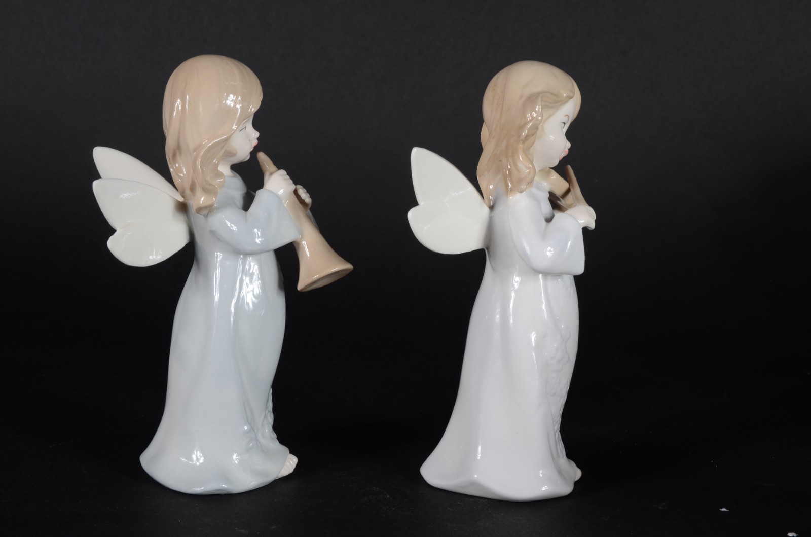Duas esculturas de porcelana policromada representando anjos músicos. - foto 3 de 7