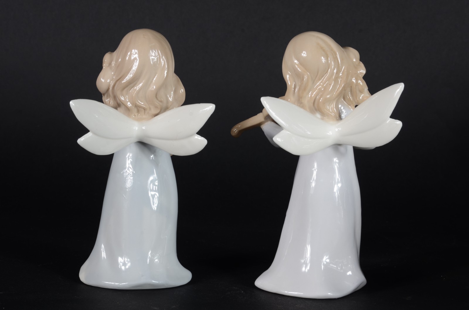 Duas esculturas de porcelana policromada representando anjos músicos. - foto 4 de 7