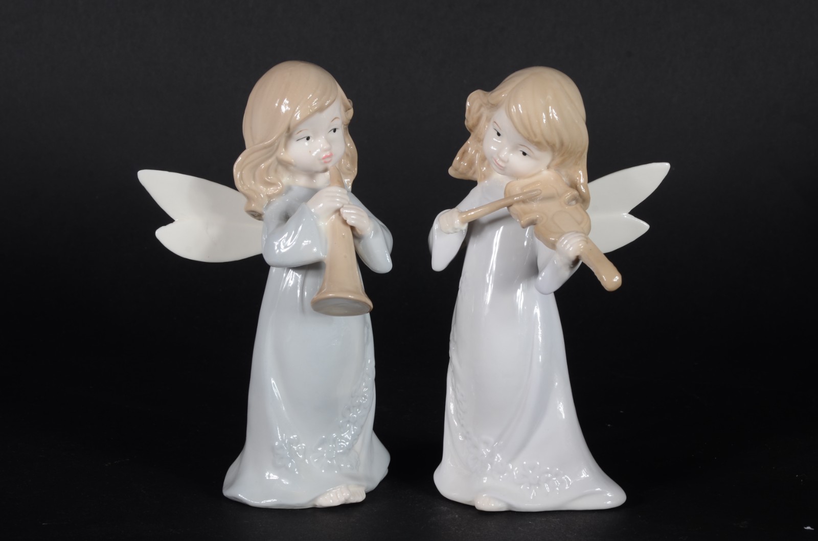 Duas esculturas de porcelana policromada representando anjos músicos. - foto 5 de 7