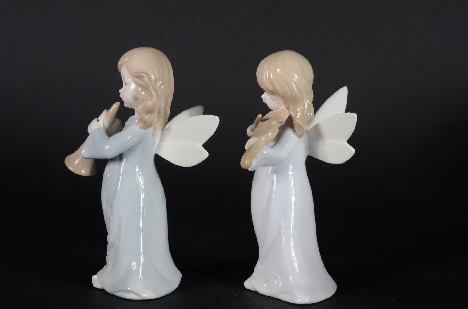Duas esculturas de porcelana policromada representando anjos músicos. - foto 6 de 7