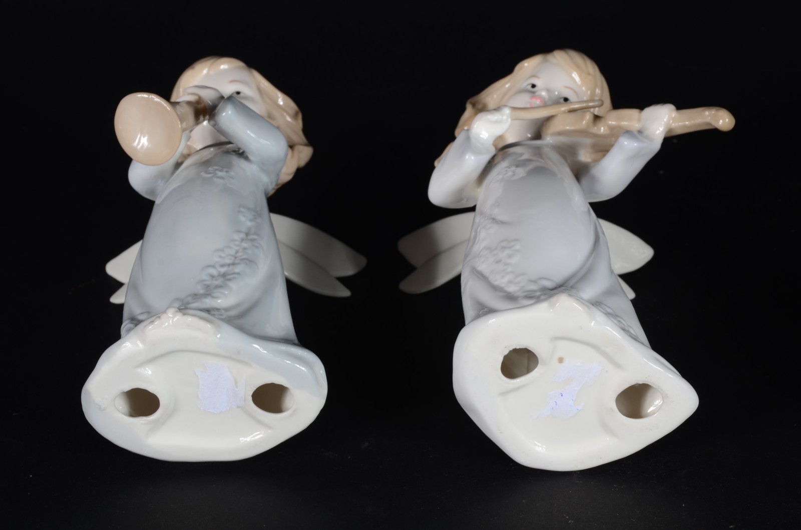 Duas esculturas de porcelana policromada representando anjos músicos. - foto 7 de 7