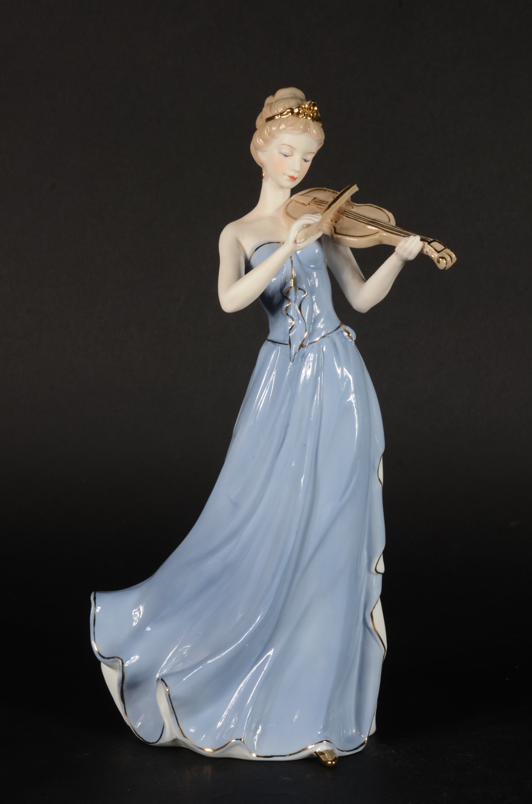 Estatueta de porcelana policromada representando dama com violino. - foto 1 de 7