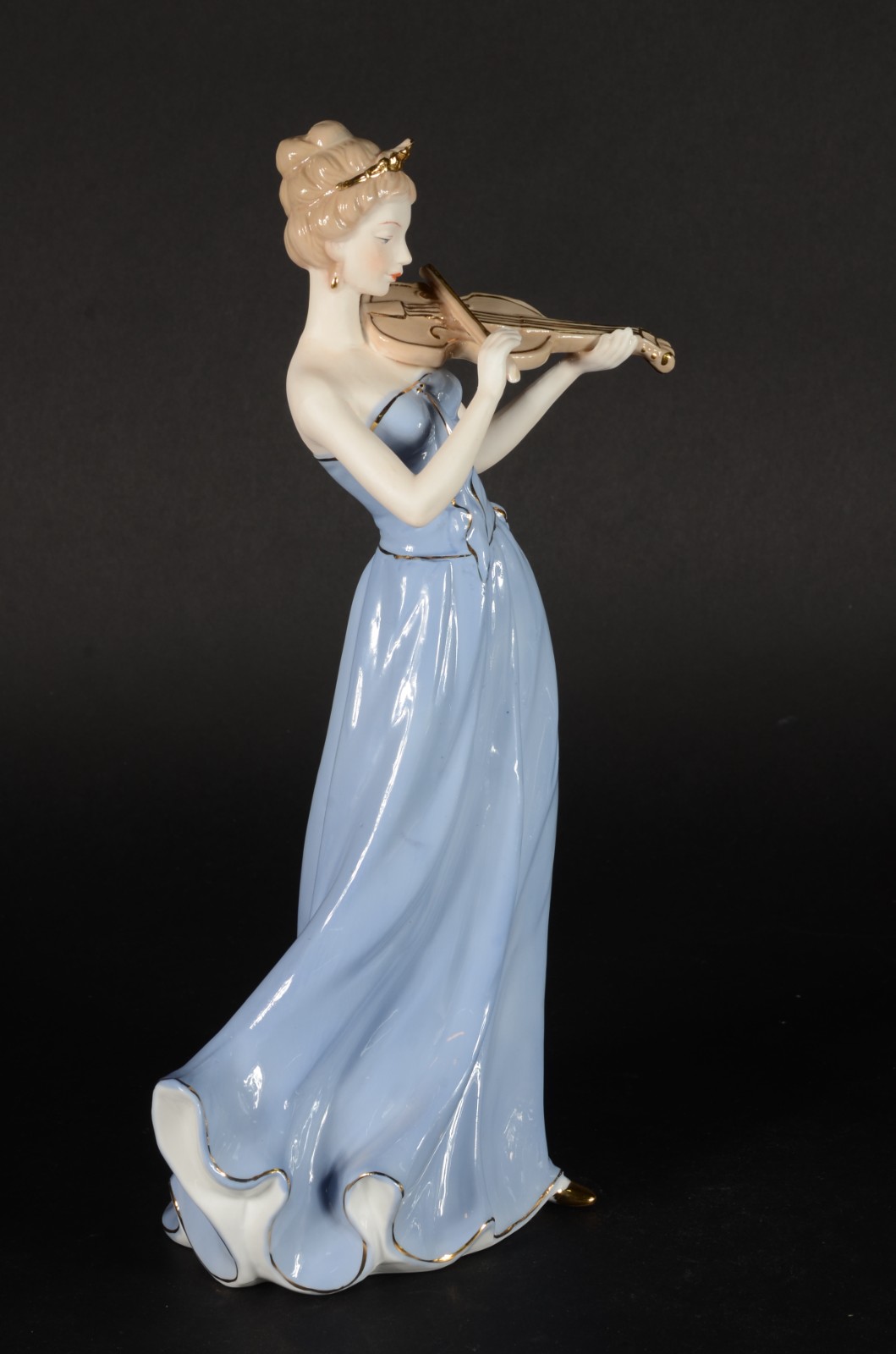Estatueta de porcelana policromada representando dama com violino. - foto 2 de 7