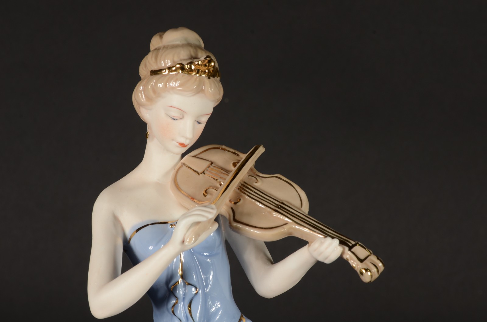 Estatueta de porcelana policromada representando dama com violino. - foto 3 de 7