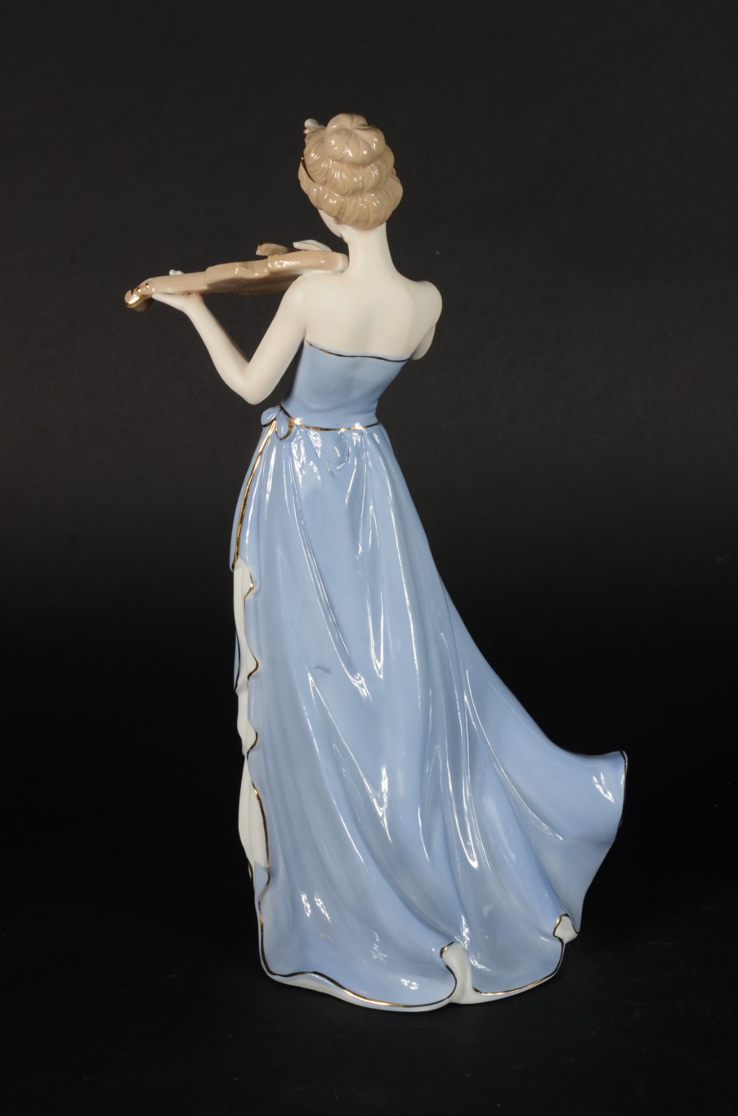 Estatueta de porcelana policromada representando dama com violino. - foto 4 de 7