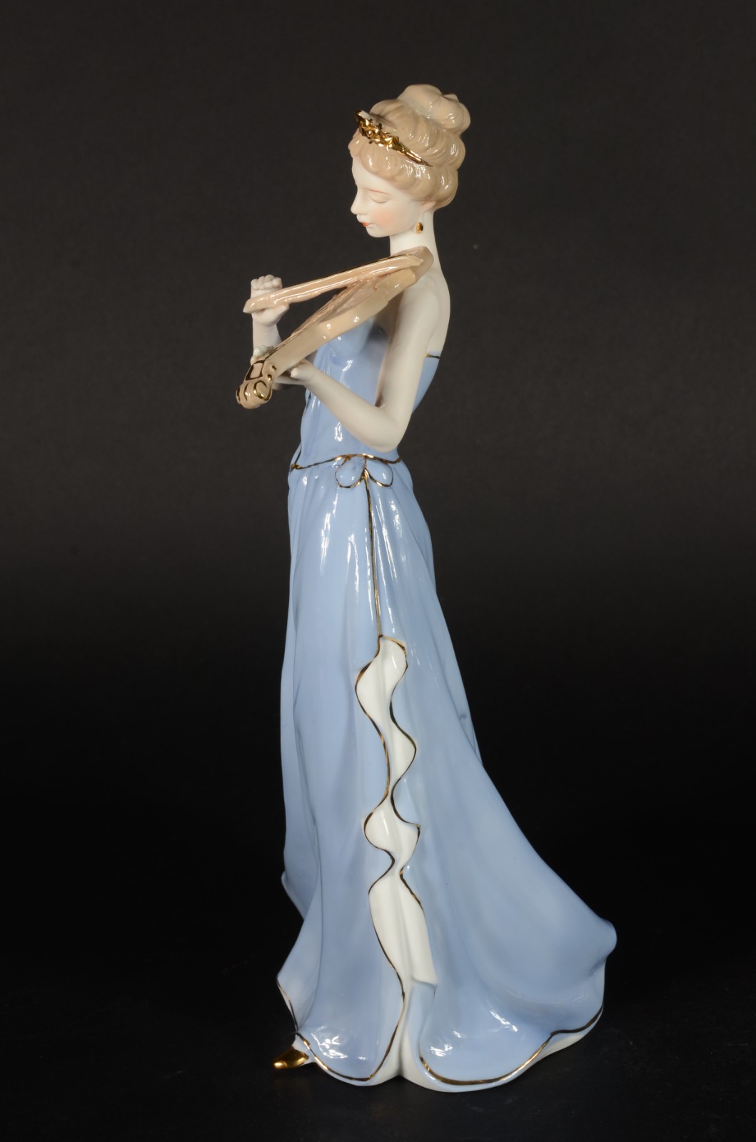 Estatueta de porcelana policromada representando dama com violino. - foto 5 de 7