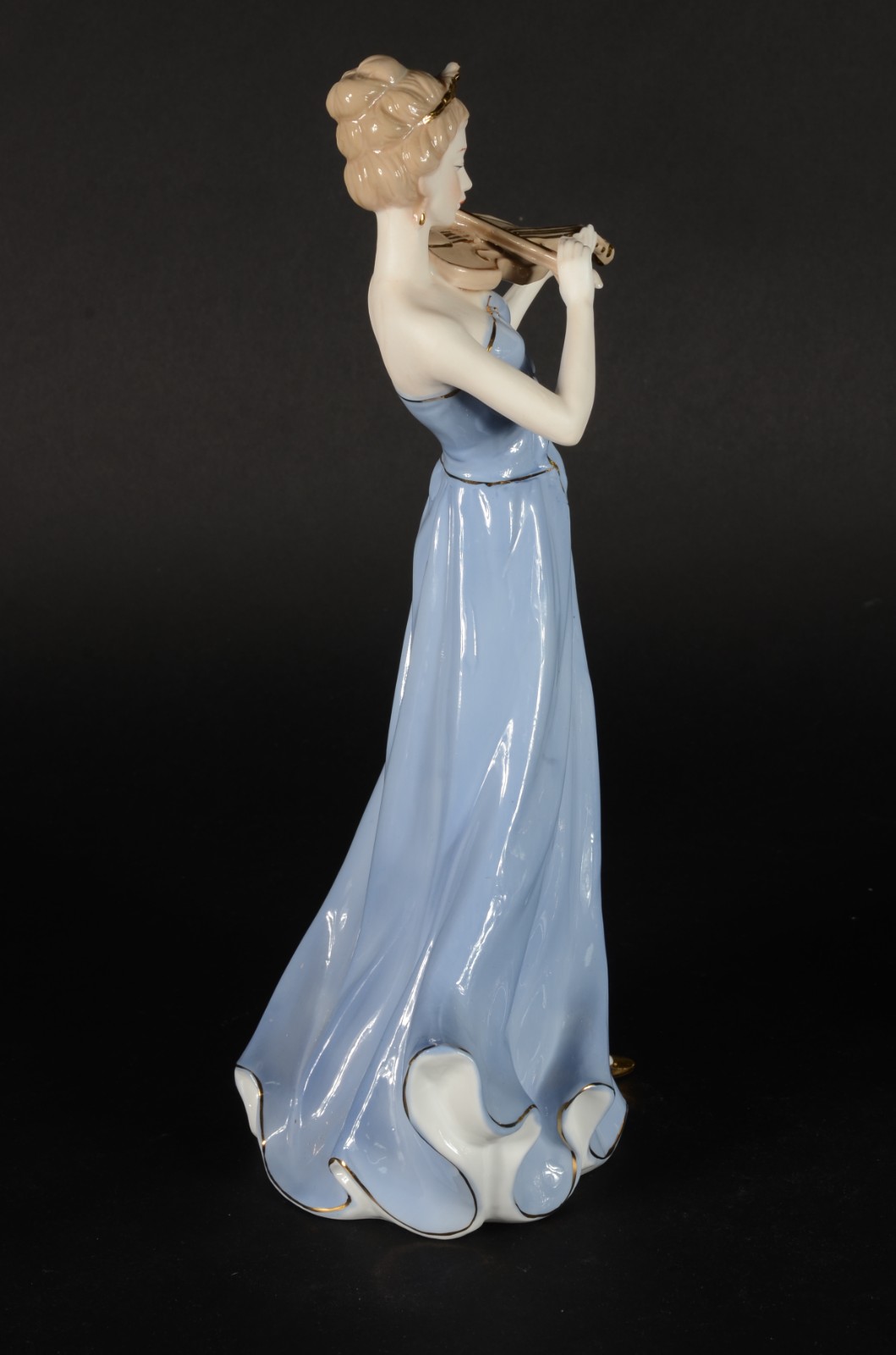 Estatueta de porcelana policromada representando dama com violino. - foto 6 de 7