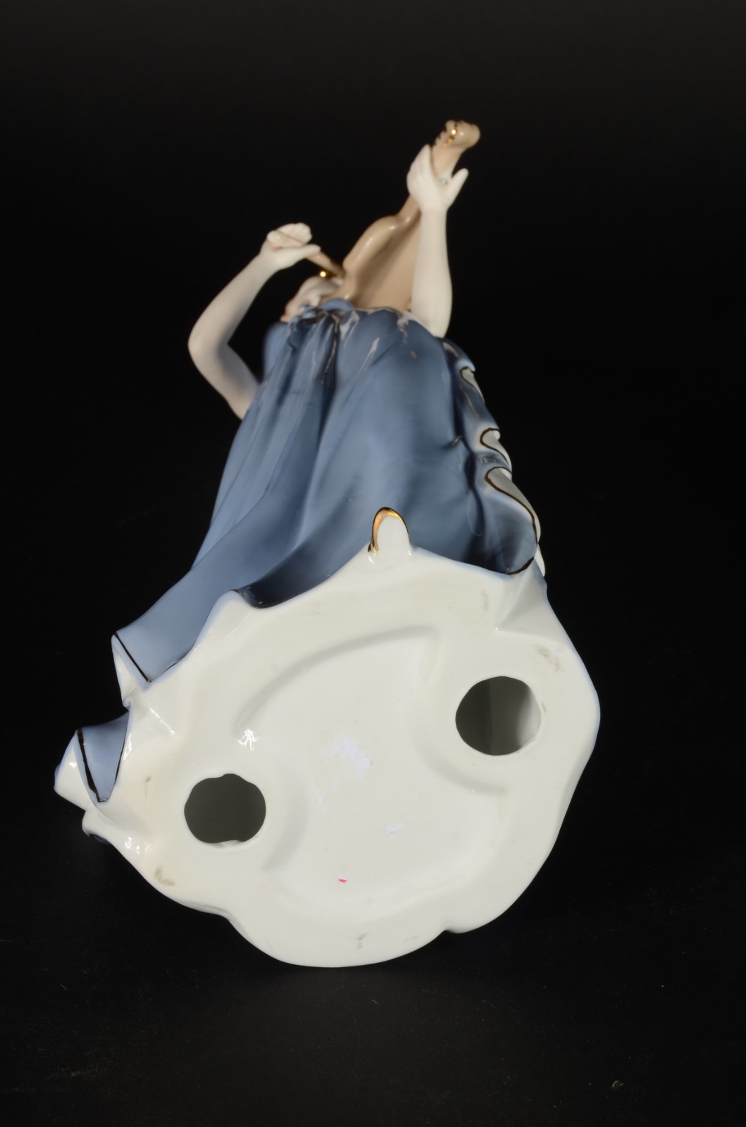 Estatueta de porcelana policromada representando dama com violino. - foto 7 de 7
