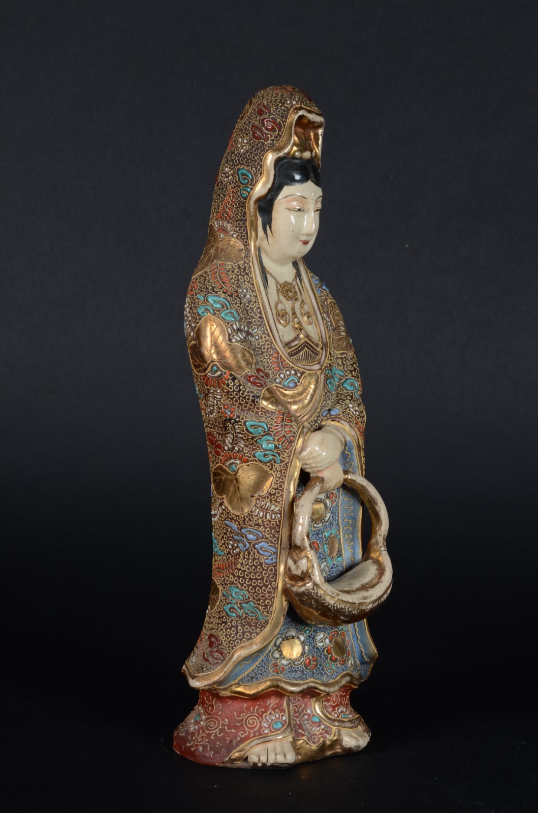 Estatueta de faiança oriental Satzuma em policromia com realces... - foto 2 de 6