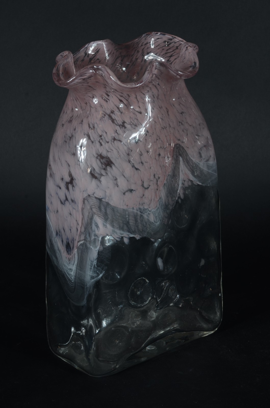 Vaso de vidro decorativo na cor lilás, borda feitio babado. - foto 1 de 4