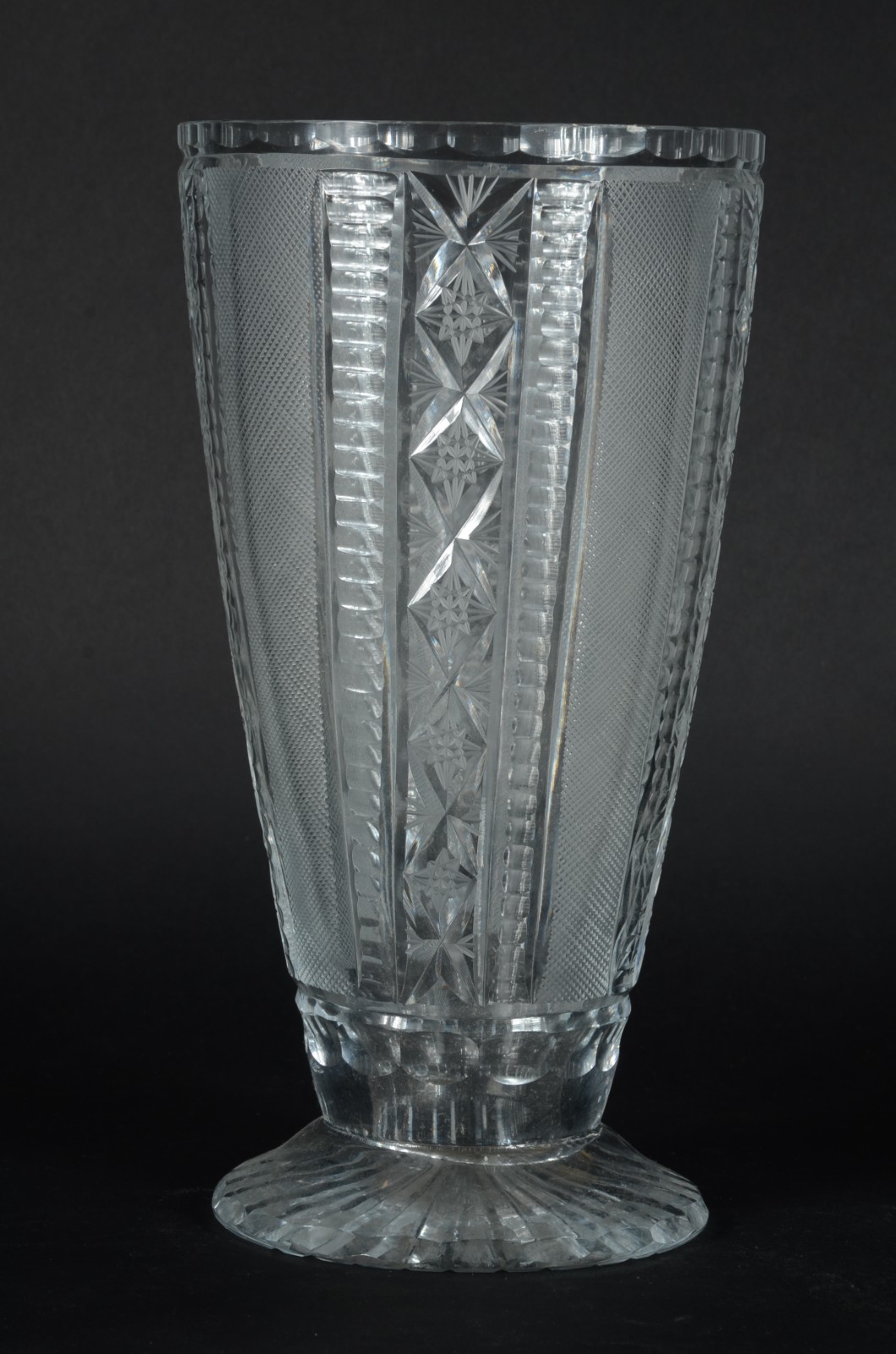 Vaso de cristal europeu lapidado. - foto 1 de 4