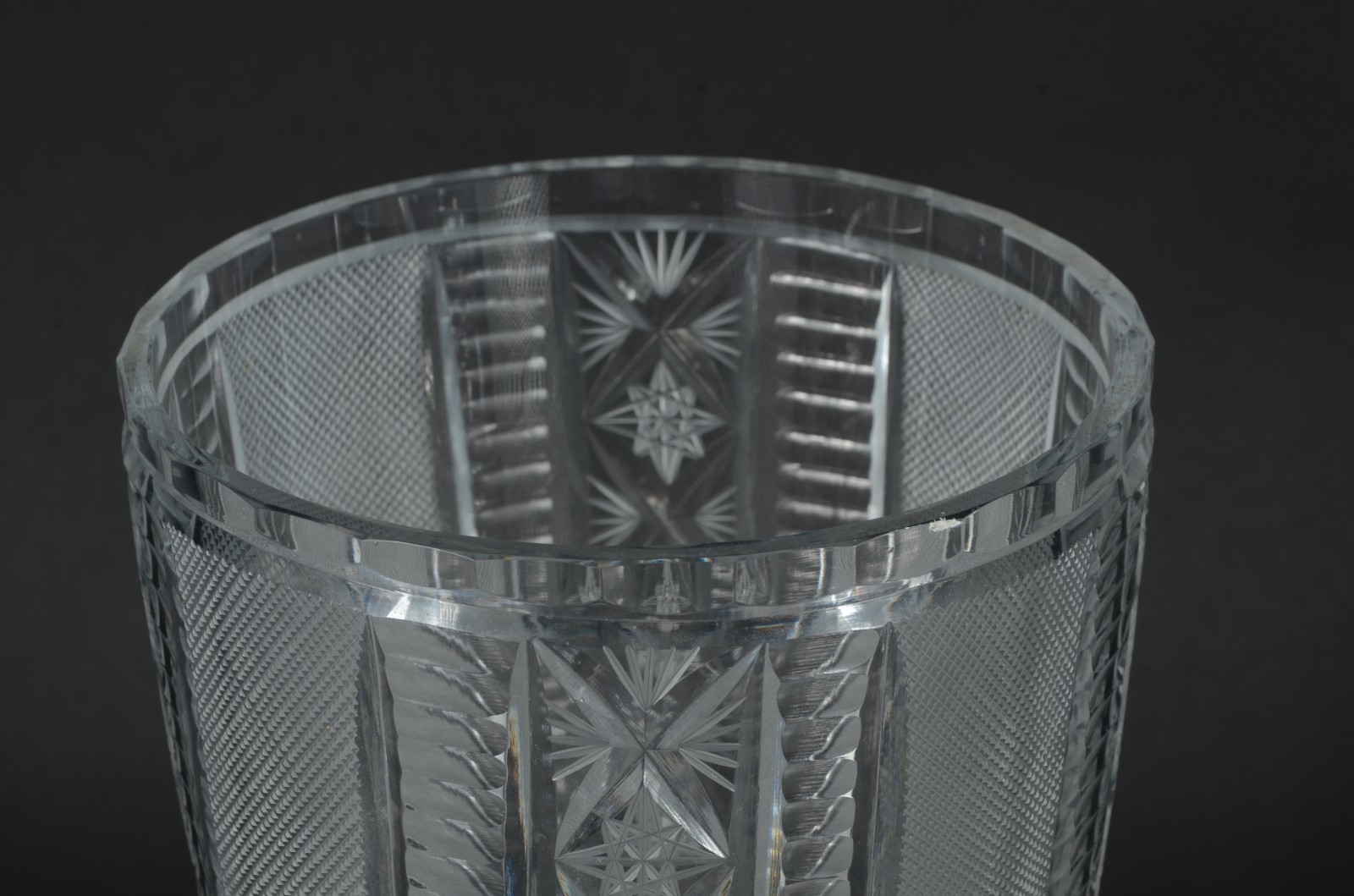 Vaso de cristal europeu lapidado. - foto 2 de 4