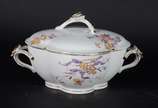 Sopeira de porcelana francesa com flores em pol... - Sopeira de porcelana francesa com flores em policromia e realces dourados.