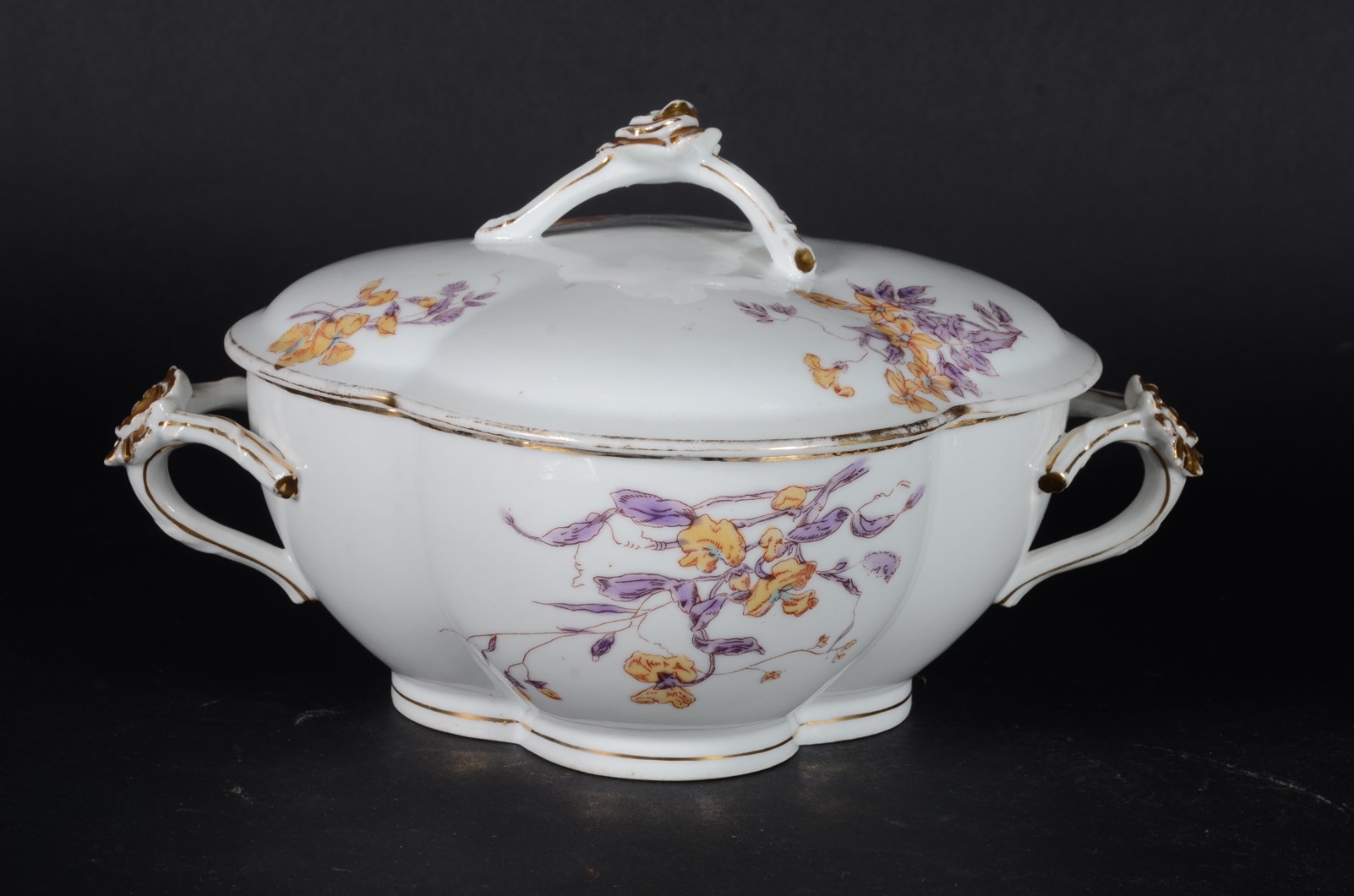 Sopeira de porcelana francesa com flores em policromia e realces... - foto 2 de 5