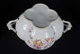 Sopeira de porcelana francesa com flores em pol... - Sopeira de porcelana francesa com flores em policromia e realces dourados.